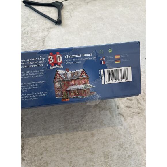 Eurographics 1100 Piece Christmas House 3D Puzzle‎ BNIB Sealed - Picture 2 of 3